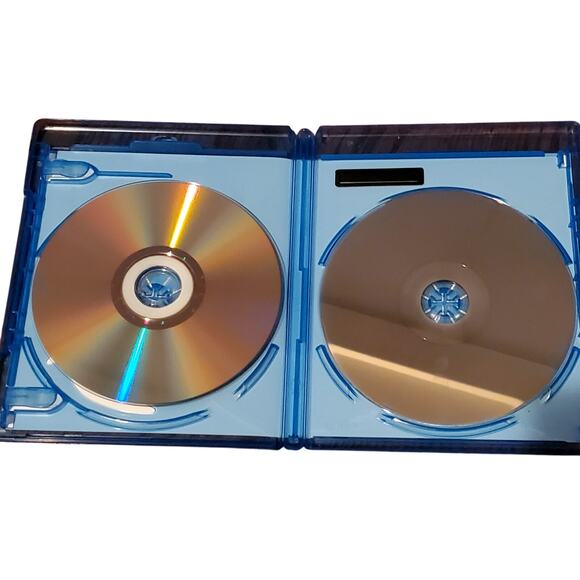 James Bond 007 in Skyfall Blu-ray + DVD 2-Disc Set - Picture 2 of 7